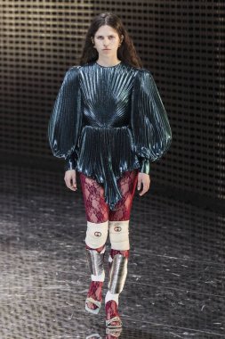 Milan, İtalya - 20 Şubat: Manken Gucci dizide Milan moda hafta sonbahar/kış 2019/20, 20 Şubat 2019, Milano, İtalya pist yürür. 
