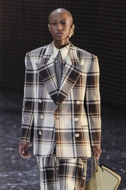 Milan, İtalya - 20 Şubat: Manken Gucci dizide Milan moda hafta sonbahar/kış 2019/20, 20 Şubat 2019, Milano, İtalya pist yürür. 