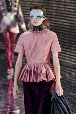Milan, İtalya - 20 Şubat: Manken Gucci dizide Milan moda hafta sonbahar/kış 2019/20, 20 Şubat 2019, Milano, İtalya pist yürür. 