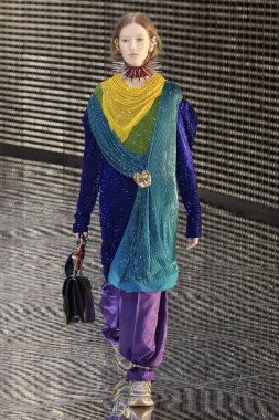 Milan, İtalya - 20 Şubat: Manken Gucci dizide Milan moda hafta sonbahar/kış 2019/20, 20 Şubat 2019, Milano, İtalya pist yürür. 