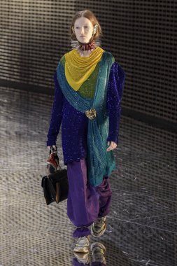 Milan, İtalya - 20 Şubat: Manken Gucci dizide Milan moda hafta sonbahar/kış 2019/20, 20 Şubat 2019, Milano, İtalya pist yürür. 