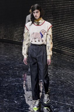 Milan, İtalya - 20 Şubat: Manken Gucci dizide Milan moda hafta sonbahar/kış 2019/20, 20 Şubat 2019, Milano, İtalya pist yürür. 