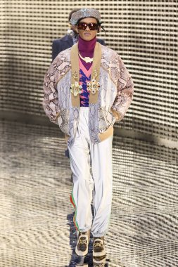Milan, İtalya - 20 Şubat: Manken Gucci dizide Milan moda hafta sonbahar/kış 2019/20, 20 Şubat 2019, Milano, İtalya pist yürür. 