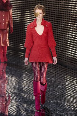 Milan, İtalya - 20 Şubat: Manken Gucci dizide Milan moda hafta sonbahar/kış 2019/20, 20 Şubat 2019, Milano, İtalya pist yürür. 