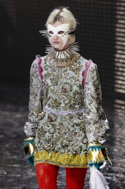 Milan, İtalya - 20 Şubat: Manken Gucci dizide Milan moda hafta sonbahar/kış 2019/20, 20 Şubat 2019, Milano, İtalya pist yürür. 