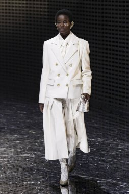 Milan, İtalya - 20 Şubat: Manken Gucci dizide Milan moda hafta sonbahar/kış 2019/20, 20 Şubat 2019, Milano, İtalya pist yürür. 