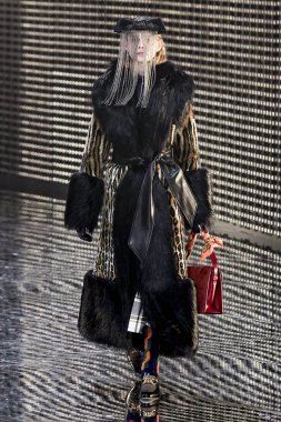 Milan, İtalya - 20 Şubat: Manken Gucci dizide Milan moda hafta sonbahar/kış 2019/20, 20 Şubat 2019, Milano, İtalya pist yürür. 