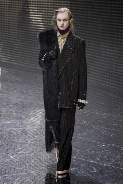 Milão Itália Fevereiro Modelo Caminha Passarela Desfile Gucci Milan Fashion — Fotografia de Stock