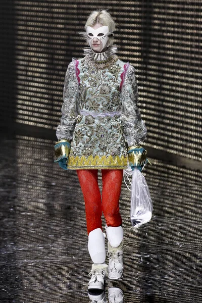 Milan, İtalya - 20 Şubat: Manken Gucci dizide Milan moda hafta sonbahar/kış 2019/20, 20 Şubat 2019, Milano, İtalya pist yürür. 