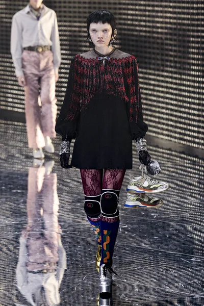 Milan, İtalya - 20 Şubat: Manken Gucci dizide Milan moda hafta sonbahar/kış 2019/20, 20 Şubat 2019, Milano, İtalya pist yürür. 