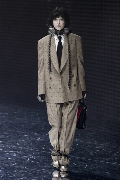 Μιλάνο Ιταλία Φεβρουαρίου Ένα Μοντέλο Στην Πασαρέλα Στο Show Gucci — Φωτογραφία Αρχείου