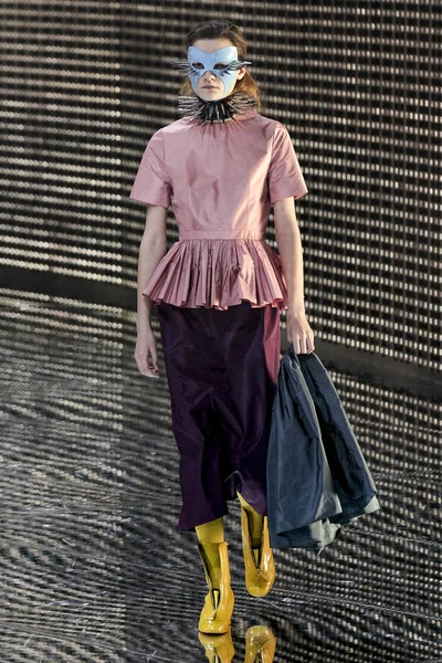 Milan, İtalya - 20 Şubat: Manken Gucci dizide Milan moda hafta sonbahar/kış 2019/20, 20 Şubat 2019, Milano, İtalya pist yürür. 