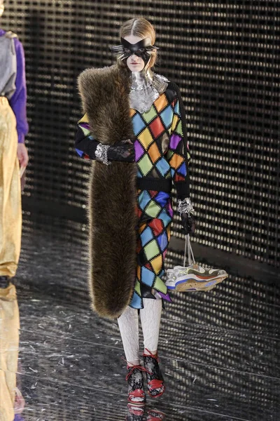 Milão Itália Fevereiro Modelo Caminha Passarela Desfile Gucci Milan Fashion — Fotografia de Stock