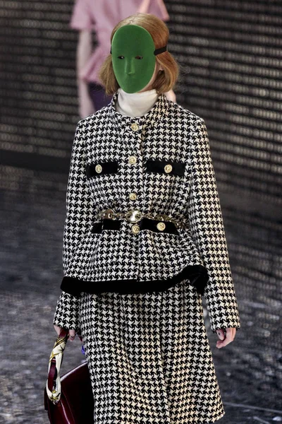 Milán Italia Febrero Una Modelo Camina Por Pasarela Espectáculo Gucci —  Fotos de Stock