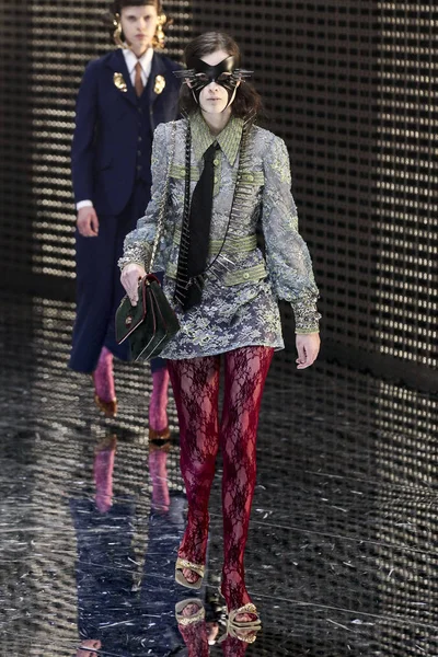 Milán Italia Febrero Una Modelo Camina Por Pasarela Espectáculo Gucci —  Fotos de Stock