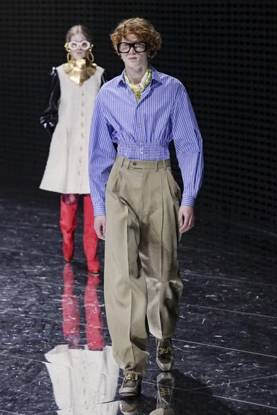 Milano Italien Februari Modell Går Banan Vid Gucci Showen Milano — Stockfoto