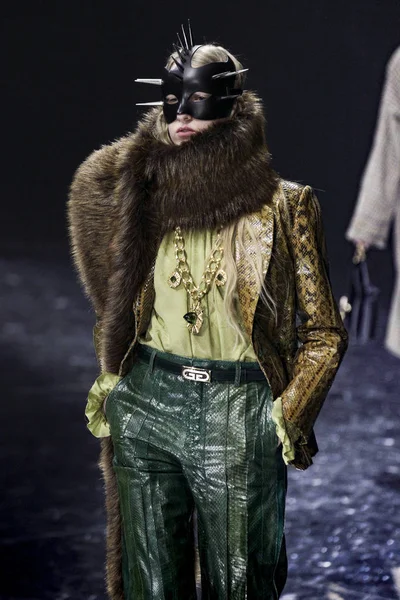 Milan Italië Februari Een Model Loopt Baan Gucci Show Bij — Stockfoto