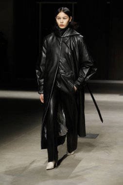 Milan, İtalya - Şubat 20: bir model yürür Ricostru hazır giyim sonbahar/kış 2019-2020 moda pist göstermek sırasında Milan moda hafta sonbahar/kış 2019/20 üzerinde 20 Şubat 2019, Milano, İtalya.