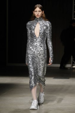 Milan, İtalya - Şubat 20: bir model yürür Ricostru hazır giyim sonbahar/kış 2019-2020 moda pist göstermek sırasında Milan moda hafta sonbahar/kış 2019/20 üzerinde 20 Şubat 2019, Milano, İtalya.