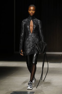 Milan, İtalya - Şubat 20: bir model yürür Ricostru hazır giyim sonbahar/kış 2019-2020 moda pist göstermek sırasında Milan moda hafta sonbahar/kış 2019/20 üzerinde 20 Şubat 2019, Milano, İtalya.