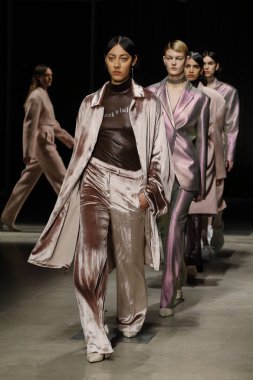 Milan, İtalya - 20 Şubat: modelleri yürüyüş pist finale Ricostru hazır giyim sonbahar/kış 2019-2020 moda göstermek sırasında Milan moda hafta sonbahar/kış 2019/20 üzerinde 20 Şubat 2019, Milano, İtalya.