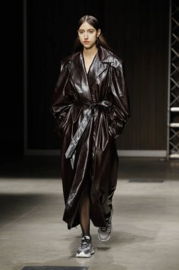 Milan, İtalya - Şubat 20: bir model yürür Ricostru hazır giyim sonbahar/kış 2019-2020 moda pist göstermek sırasında Milan moda hafta sonbahar/kış 2019/20 üzerinde 20 Şubat 2019, Milano, İtalya.