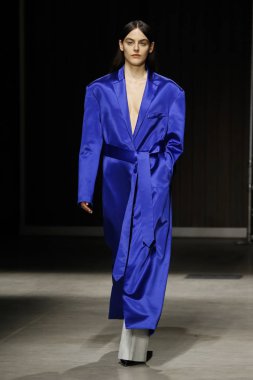 Milan, İtalya - Şubat 20: bir model yürür Ricostru hazır giyim sonbahar/kış 2019-2020 moda pist göstermek sırasında Milan moda hafta sonbahar/kış 2019/20 üzerinde 20 Şubat 2019, Milano, İtalya.