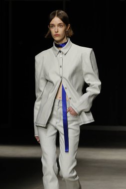Milan, İtalya - Şubat 20: bir model yürür Ricostru hazır giyim sonbahar/kış 2019-2020 moda pist göstermek sırasında Milan moda hafta sonbahar/kış 2019/20 üzerinde 20 Şubat 2019, Milano, İtalya.