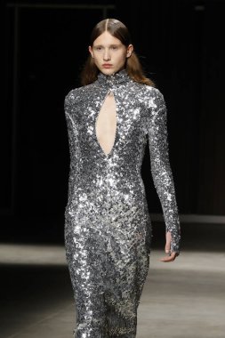 Milan, İtalya - Şubat 20: bir model yürür Ricostru hazır giyim sonbahar/kış 2019-2020 moda pist göstermek sırasında Milan moda hafta sonbahar/kış 2019/20 üzerinde 20 Şubat 2019, Milano, İtalya.