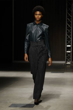 Milan, İtalya - Şubat 20: bir model yürür Ricostru hazır giyim sonbahar/kış 2019-2020 moda pist göstermek sırasında Milan moda hafta sonbahar/kış 2019/20 üzerinde 20 Şubat 2019, Milano, İtalya.