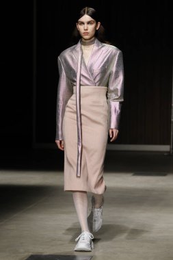 Milan, İtalya - Şubat 20: bir model yürür Ricostru hazır giyim sonbahar/kış 2019-2020 moda pist göstermek sırasında Milan moda hafta sonbahar/kış 2019/20 üzerinde 20 Şubat 2019, Milano, İtalya.