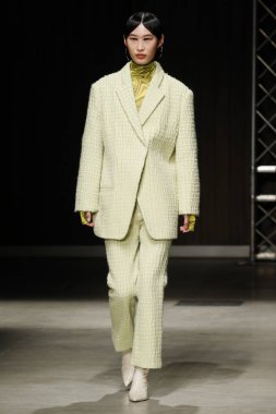 Milan, İtalya - Şubat 20: bir model yürür Ricostru hazır giyim sonbahar/kış 2019-2020 moda pist göstermek sırasında Milan moda hafta sonbahar/kış 2019/20 üzerinde 20 Şubat 2019, Milano, İtalya.