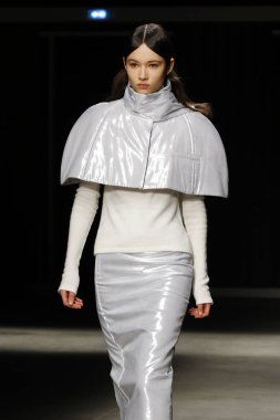 Milan, İtalya - Şubat 20: bir model yürür Ricostru hazır giyim sonbahar/kış 2019-2020 moda pist göstermek sırasında Milan moda hafta sonbahar/kış 2019/20 üzerinde 20 Şubat 2019, Milano, İtalya.