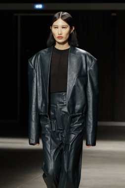 Milan, İtalya - Şubat 20: bir model yürür Ricostru hazır giyim sonbahar/kış 2019-2020 moda pist göstermek sırasında Milan moda hafta sonbahar/kış 2019/20 üzerinde 20 Şubat 2019, Milano, İtalya.