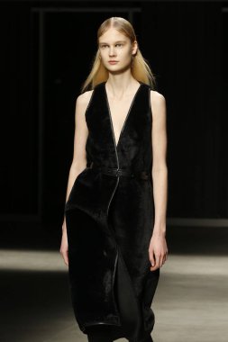 Milan, İtalya - Şubat 20: bir model yürür Ricostru hazır giyim sonbahar/kış 2019-2020 moda pist göstermek sırasında Milan moda hafta sonbahar/kış 2019/20 üzerinde 20 Şubat 2019, Milano, İtalya.