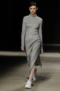 Milan, İtalya - Şubat 20: bir model yürür Ricostru hazır giyim sonbahar/kış 2019-2020 moda pist göstermek sırasında Milan moda hafta sonbahar/kış 2019/20 üzerinde 20 Şubat 2019, Milano, İtalya.
