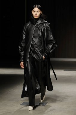 Milan, İtalya - Şubat 20: bir model yürür Ricostru hazır giyim sonbahar/kış 2019-2020 moda pist göstermek sırasında Milan moda hafta sonbahar/kış 2019/20 üzerinde 20 Şubat 2019, Milano, İtalya.