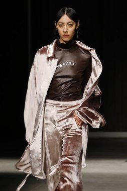 Milan, İtalya - Şubat 20: bir model yürür Ricostru hazır giyim sonbahar/kış 2019-2020 moda pist göstermek sırasında Milan moda hafta sonbahar/kış 2019/20 üzerinde 20 Şubat 2019, Milano, İtalya.