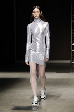 Milan, İtalya - Şubat 20: bir model yürür Ricostru hazır giyim sonbahar/kış 2019-2020 moda pist göstermek sırasında Milan moda hafta sonbahar/kış 2019/20 üzerinde 20 Şubat 2019, Milano, İtalya.