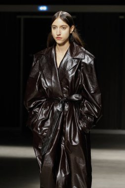 Milan, İtalya - Şubat 20: bir model yürür Ricostru hazır giyim sonbahar/kış 2019-2020 moda pist göstermek sırasında Milan moda hafta sonbahar/kış 2019/20 üzerinde 20 Şubat 2019, Milano, İtalya.