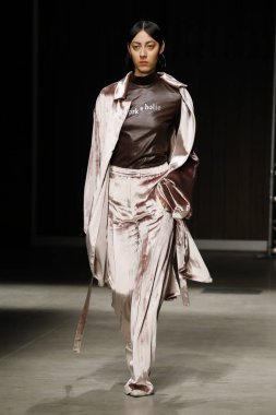 Milan, İtalya - Şubat 20: bir model yürür Ricostru hazır giyim sonbahar/kış 2019-2020 moda pist göstermek sırasında Milan moda hafta sonbahar/kış 2019/20 üzerinde 20 Şubat 2019, Milano, İtalya.