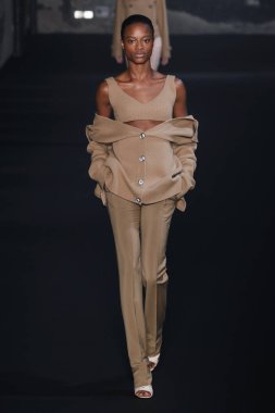 Milan, İtalya - Şubat 20: bir model yürür N.21 sonbahar/kış 2019-2020 moda pist göstermek sırasında Milan moda hafta sonbahar/kış 2019/20 üzerinde 20 Şubat 2019, Milano, İtalya.