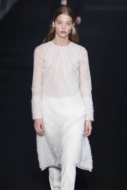 Milan, İtalya - Şubat 20: bir model yürür N.21 sonbahar/kış 2019-2020 moda pist göstermek sırasında Milan moda hafta sonbahar/kış 2019/20 üzerinde 20 Şubat 2019, Milano, İtalya.