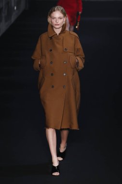 Milan, İtalya - Şubat 20: bir model yürür N.21 sonbahar/kış 2019-2020 moda pist göstermek sırasında Milan moda hafta sonbahar/kış 2019/20 üzerinde 20 Şubat 2019, Milano, İtalya.