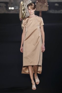 Milan, İtalya - Şubat 20: bir model yürür N.21 sonbahar/kış 2019-2020 moda pist göstermek sırasında Milan moda hafta sonbahar/kış 2019/20 üzerinde 20 Şubat 2019, Milano, İtalya.