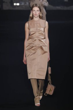Milan, İtalya - Şubat 20: bir model yürür N.21 sonbahar/kış 2019-2020 moda pist göstermek sırasında Milan moda hafta sonbahar/kış 2019/20 üzerinde 20 Şubat 2019, Milano, İtalya.