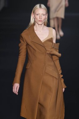 Milan, İtalya - Şubat 20: bir model yürür N.21 sonbahar/kış 2019-2020 moda pist göstermek sırasında Milan moda hafta sonbahar/kış 2019/20 üzerinde 20 Şubat 2019, Milano, İtalya.