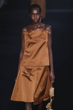 Milan, İtalya - Şubat 20: bir model yürür N.21 sonbahar/kış 2019-2020 moda pist göstermek sırasında Milan moda hafta sonbahar/kış 2019/20 üzerinde 20 Şubat 2019, Milano, İtalya.