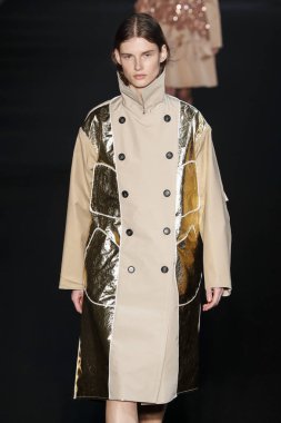 Milan, İtalya - Şubat 20: bir model yürür N.21 sonbahar/kış 2019-2020 moda pist göstermek sırasında Milan moda hafta sonbahar/kış 2019/20 üzerinde 20 Şubat 2019, Milano, İtalya.