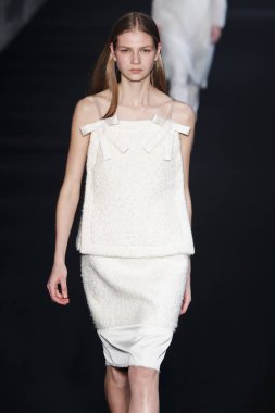Milan, İtalya - Şubat 20: bir model yürür N.21 sonbahar/kış 2019-2020 moda pist göstermek sırasında Milan moda hafta sonbahar/kış 2019/20 üzerinde 20 Şubat 2019, Milano, İtalya.